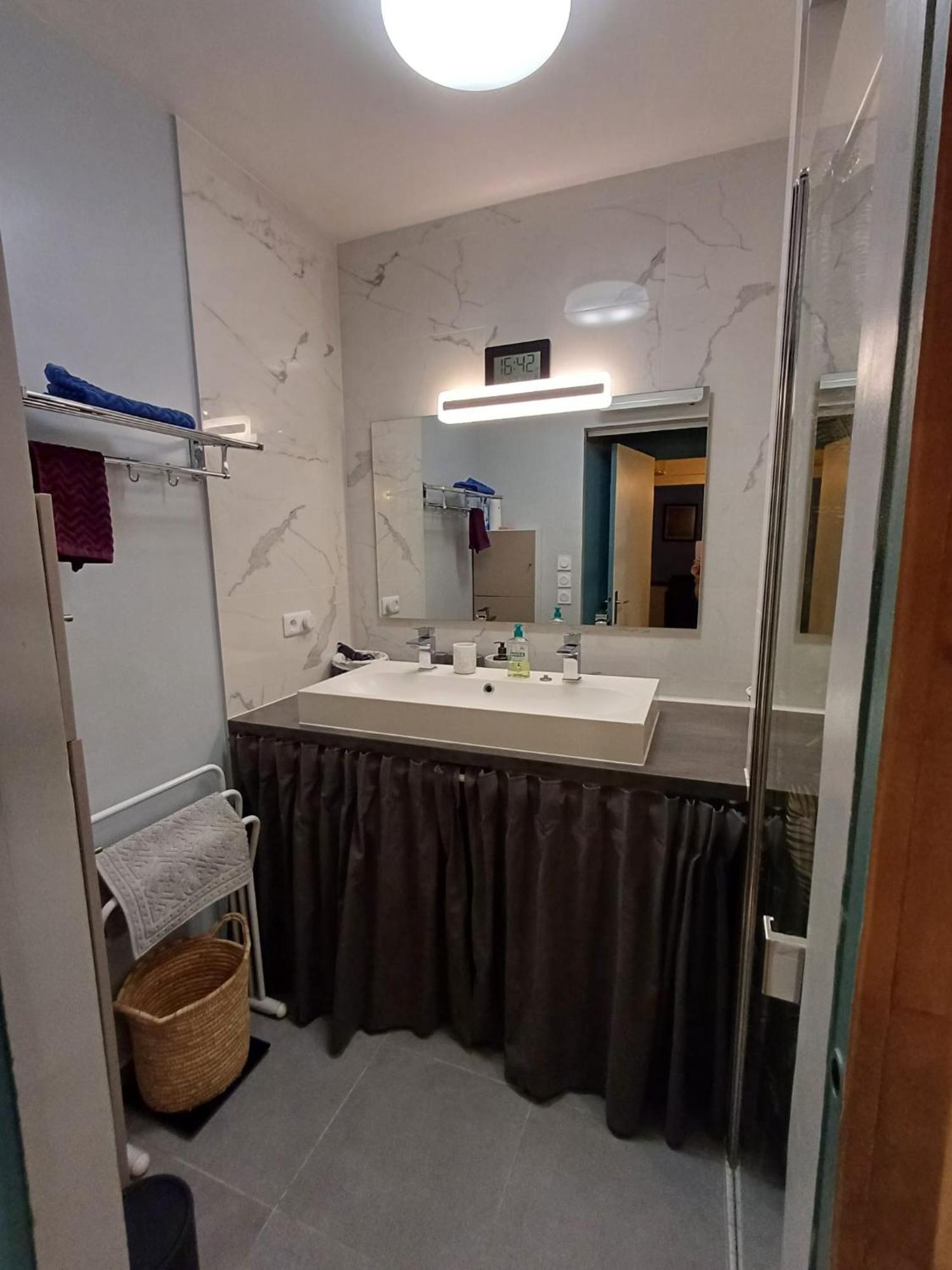 Apartment Centre *